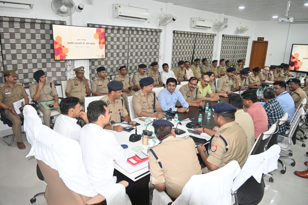 Varanasi Police : Pm Modi के आगमन को लेकर पुलिस हाई अलर्ट पर,पुलिस आयुक्त ने की पूर्व ब्रीफिंग, राजपत्रित अधिकारियों को दिए कड़े निर्देश Varanasi Police : Pm Modi के आगमन को लेकर पुलिस हाई अलर्ट पर,पुलिस आयुक्त ने की पूर्व ब्रीफिंग, राजपत्रित अधिकारियों को दिए कड़े निर्देश Varanasi Police : Pm Modi के आगमन को लेकर पुलिस हाई अलर्ट पर,पुलिस आयुक्त ने की पूर्व ब्रीफिंग, राजपत्रित अधिकारियों को दिए कड़े निर्देश