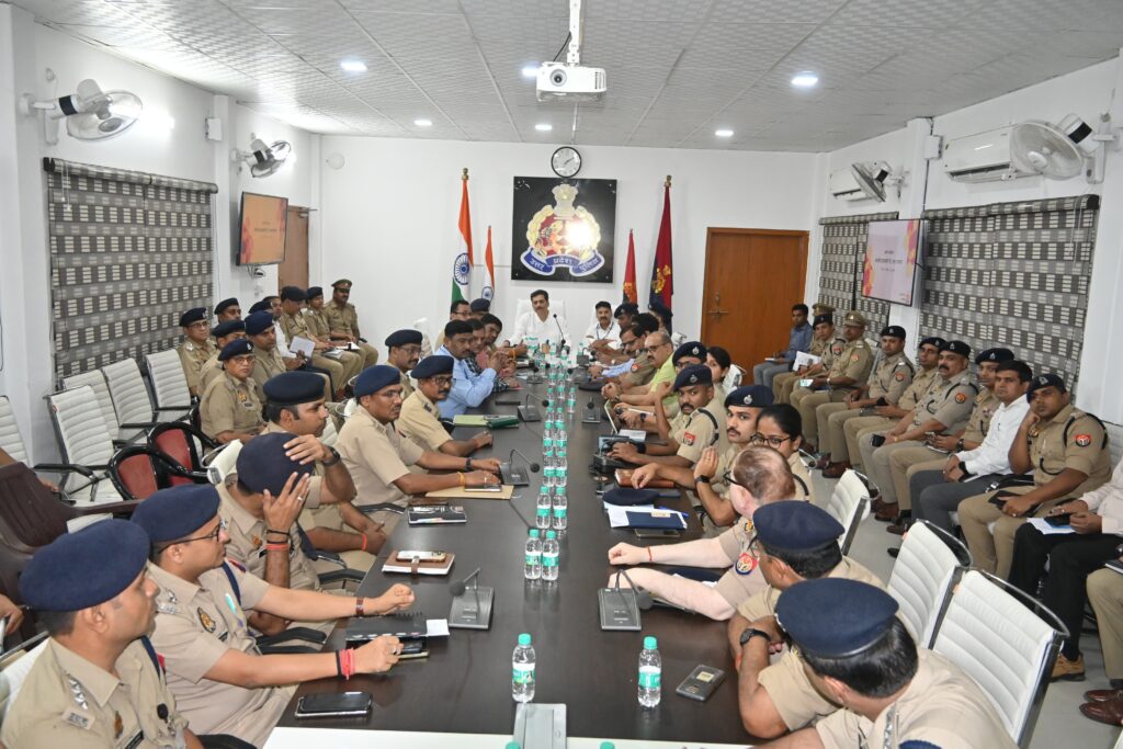 Varanasi Police : Pm Modi के आगमन को लेकर पुलिस हाई अलर्ट पर,पुलिस आयुक्त ने की पूर्व ब्रीफिंग, राजपत्रित अधिकारियों को दिए कड़े निर्देश Varanasi Police : Pm Modi के आगमन को लेकर पुलिस हाई अलर्ट पर,पुलिस आयुक्त ने की पूर्व ब्रीफिंग, राजपत्रित अधिकारियों को दिए कड़े निर्देश Varanasi Police : Pm Modi के आगमन को लेकर पुलिस हाई अलर्ट पर,पुलिस आयुक्त ने की पूर्व ब्रीफिंग, राजपत्रित अधिकारियों को दिए कड़े निर्देश