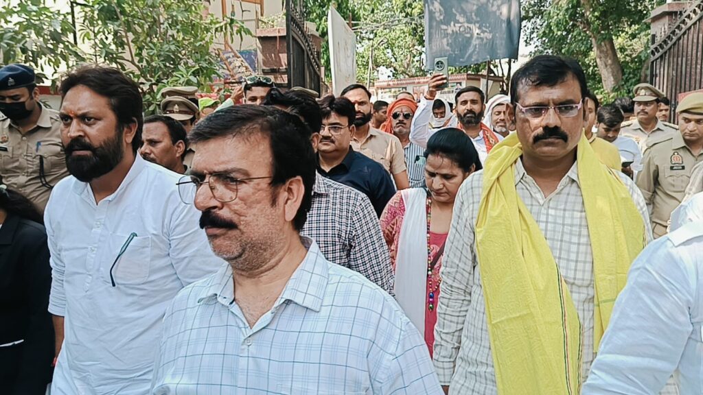 Karni Sena protest : करणी सेना का जिलामुख्यालय पर प्रदर्शन, सपा नेताओं हरीश मिश्रा और संदीप मिश्रा पर फूटा गुस्सा Karni Sena protest : करणी सेना का जिलामुख्यालय पर प्रदर्शन, सपा नेताओं हरीश मिश्रा और संदीप मिश्रा पर फूटा गुस्सा Karni Sena protest : करणी सेना का जिलामुख्यालय पर प्रदर्शन, सपा नेताओं हरीश मिश्रा और संदीप मिश्रा पर फूटा गुस्सा