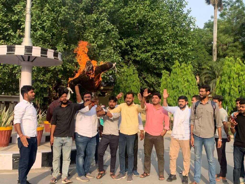BHU : शोध प्रवेश अनियमितताओं और बाहरी हस्तक्षेप के विरोध में अभाविप का प्रदर्शन, विश्वविद्यालय प्रशासन का किया पुतला दहन BHU : शोध प्रवेश अनियमितताओं और बाहरी हस्तक्षेप के विरोध में अभाविप का प्रदर्शन, विश्वविद्यालय प्रशासन का किया पुतला दहन BHU : शोध प्रवेश अनियमितताओं और बाहरी हस्तक्षेप के विरोध में अभाविप का प्रदर्शन, विश्वविद्यालय प्रशासन का किया पुतला दहन