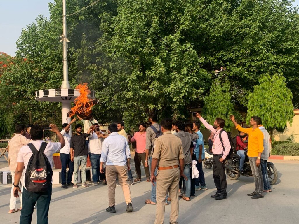 BHU : शोध प्रवेश अनियमितताओं और बाहरी हस्तक्षेप के विरोध में अभाविप का प्रदर्शन, विश्वविद्यालय प्रशासन का किया पुतला दहन BHU : शोध प्रवेश अनियमितताओं और बाहरी हस्तक्षेप के विरोध में अभाविप का प्रदर्शन, विश्वविद्यालय प्रशासन का किया पुतला दहन BHU : शोध प्रवेश अनियमितताओं और बाहरी हस्तक्षेप के विरोध में अभाविप का प्रदर्शन, विश्वविद्यालय प्रशासन का किया पुतला दहन