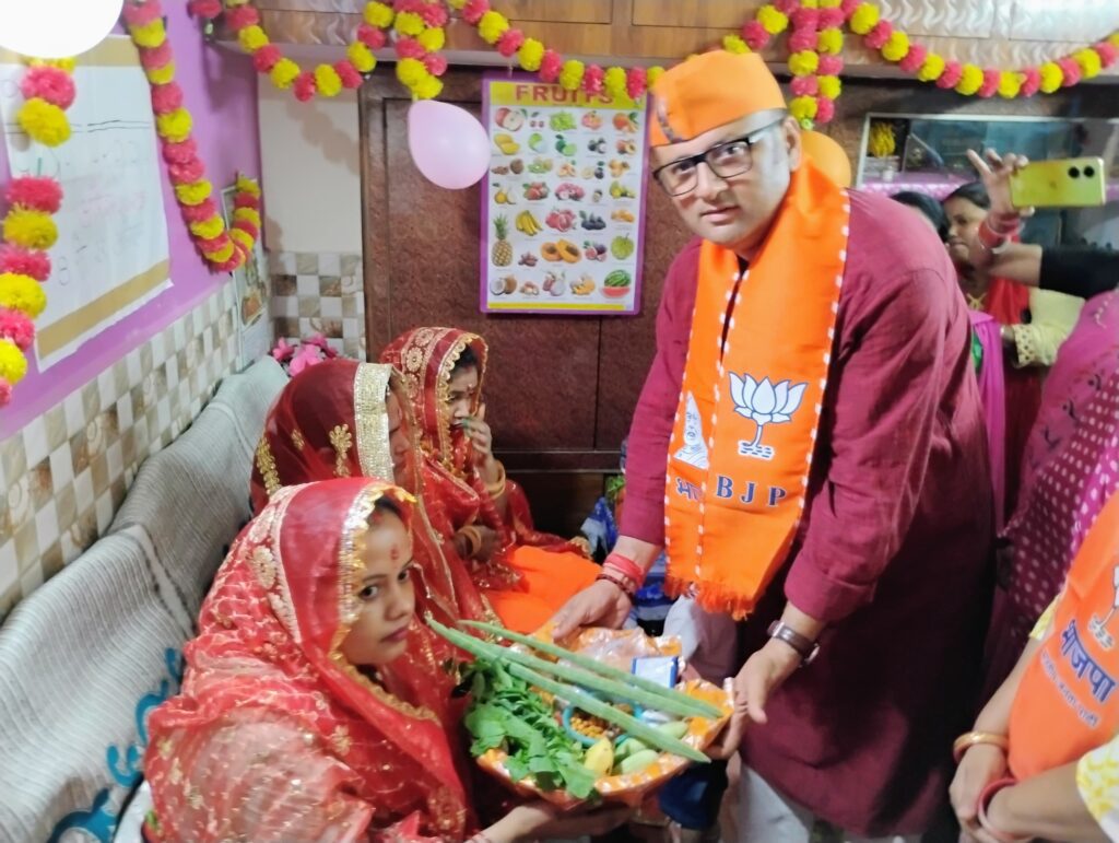 Varanasi : गर्भवती महिलाओं के लिए गोदभराई एवं पुष्टाहार वितरण कार्यक्रम में विधायक सौरभ श्रीवास्तव हुए शामिल Varanasi : गर्भवती महिलाओं के लिए गोदभराई एवं पुष्टाहार वितरण कार्यक्रम में विधायक सौरभ श्रीवास्तव हुए शामिल Varanasi : गर्भवती महिलाओं के लिए गोदभराई एवं पुष्टाहार वितरण कार्यक्रम में विधायक सौरभ श्रीवास्तव हुए शामिल