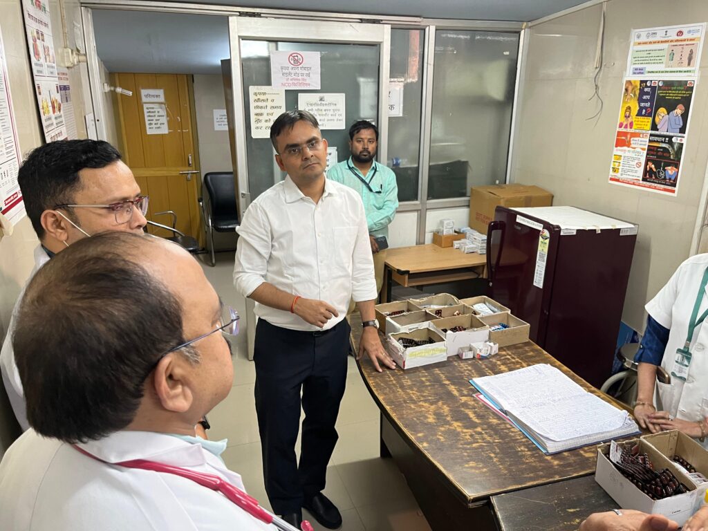DM Satyendra Kumar ने जिला अस्पताल का किया औचक निरीक्षण, व्यवस्थाओं में सुधार के दिए निर्देश DM Satyendra Kumar ने जिला अस्पताल का किया औचक निरीक्षण, व्यवस्थाओं में सुधार के दिए निर्देश DM Satyendra Kumar ने जिला अस्पताल का किया औचक निरीक्षण, व्यवस्थाओं में सुधार के दिए निर्देश
