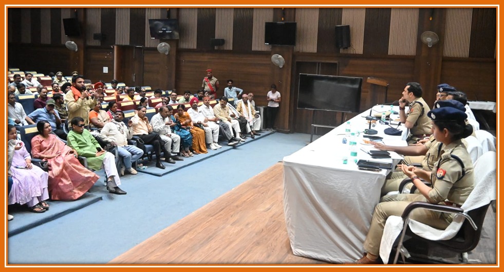 Varanasi Police : पुलिस आयुक्त मोहित अग्रवाल ने व्यापारियों के साथ गोष्ठी में साइबर फ्रॉड, सुरक्षा और यातायात पर दिए महत्वपूर्ण निर्देश Varanasi Police : पुलिस आयुक्त मोहित अग्रवाल ने व्यापारियों के साथ गोष्ठी में साइबर फ्रॉड, सुरक्षा और यातायात पर दिए महत्वपूर्ण निर्देश Varanasi Police : पुलिस आयुक्त मोहित अग्रवाल ने व्यापारियों के साथ गोष्ठी में साइबर फ्रॉड, सुरक्षा और यातायात पर दिए महत्वपूर्ण निर्देश