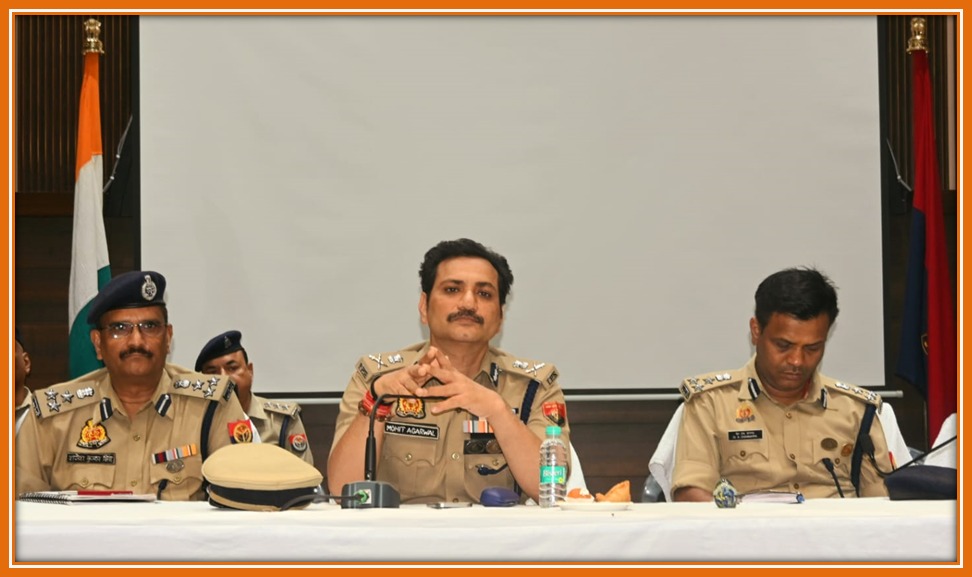 Varanasi Police : पुलिस आयुक्त मोहित अग्रवाल ने व्यापारियों के साथ गोष्ठी में साइबर फ्रॉड, सुरक्षा और यातायात पर दिए महत्वपूर्ण निर्देश Varanasi Police : पुलिस आयुक्त मोहित अग्रवाल ने व्यापारियों के साथ गोष्ठी में साइबर फ्रॉड, सुरक्षा और यातायात पर दिए महत्वपूर्ण निर्देश Varanasi Police : पुलिस आयुक्त मोहित अग्रवाल ने व्यापारियों के साथ गोष्ठी में साइबर फ्रॉड, सुरक्षा और यातायात पर दिए महत्वपूर्ण निर्देश