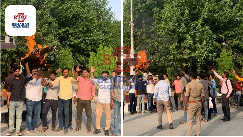 BHU : शोध प्रवेश अनियमितताओं और बाहरी हस्तक्षेप के विरोध में अभाविप का प्रदर्शन, विश्वविद्यालय प्रशासन का किया पुतला दहन BHU : शोध प्रवेश अनियमितताओं और बाहरी हस्तक्षेप के विरोध में अभाविप का प्रदर्शन, विश्वविद्यालय प्रशासन का किया पुतला दहन BHU : शोध प्रवेश अनियमितताओं और बाहरी हस्तक्षेप के विरोध में अभाविप का प्रदर्शन, विश्वविद्यालय प्रशासन का किया पुतला दहन