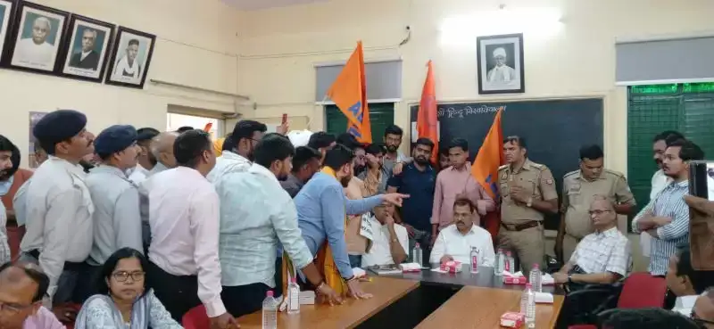 BHU : हिन्दी विभाग में पीएचडी प्रवेश को लेकर विवाद गहराया, छात्रों ने किया विभागाध्यक्ष का घेराव BHU : हिन्दी विभाग में पीएचडी प्रवेश को लेकर विवाद गहराया, छात्रों ने किया विभागाध्यक्ष का घेराव BHU : हिन्दी विभाग में पीएचडी प्रवेश को लेकर विवाद गहराया, छात्रों ने किया विभागाध्यक्ष का घेराव