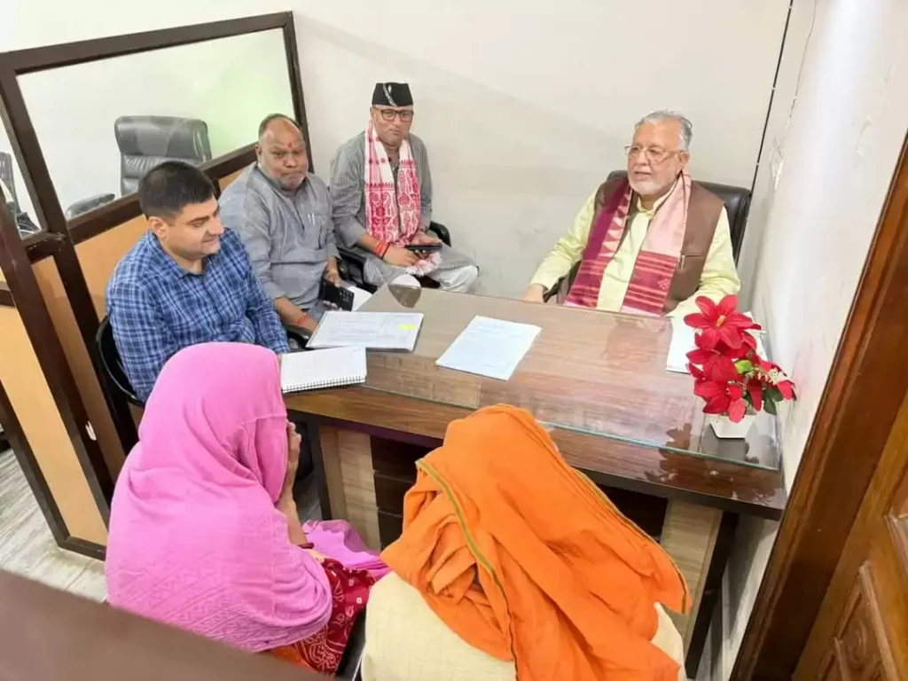 UP Govt : प्रभारी मंत्री सुरेश खन्ना ने जनसुनवाई में सुनीं जनता की समस्याएं, त्वरित कार्रवाई के दिए निर्देश UP Govt : प्रभारी मंत्री सुरेश खन्ना ने जनसुनवाई में सुनीं जनता की समस्याएं, त्वरित कार्रवाई के दिए निर्देश UP Govt : प्रभारी मंत्री सुरेश खन्ना ने जनसुनवाई में सुनीं जनता की समस्याएं, त्वरित कार्रवाई के दिए निर्देश