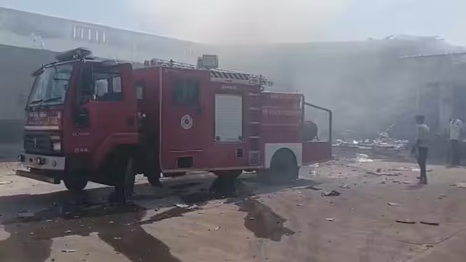 Huge Fire in Firecracker Factory: गुजरात के बनासकांठा में पटाखा फैक्ट्री में भीषण आग, 13 की मौत, कई घायल Huge Fire in Firecracker Factory: गुजरात के बनासकांठा में पटाखा फैक्ट्री में भीषण आग, 13 की मौत, कई घायल Huge Fire in Firecracker Factory: गुजरात के बनासकांठा में पटाखा फैक्ट्री में भीषण आग, 13 की मौत, कई घायल