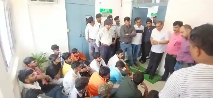 BHU : सर सुंदरलाल चिकित्सालय में अव्यवस्थाओं के खिलाफ छात्रों का जोरदार प्रदर्शन BHU : सर सुंदरलाल चिकित्सालय में अव्यवस्थाओं के खिलाफ छात्रों का जोरदार प्रदर्शन BHU : सर सुंदरलाल चिकित्सालय में अव्यवस्थाओं के खिलाफ छात्रों का जोरदार प्रदर्शन