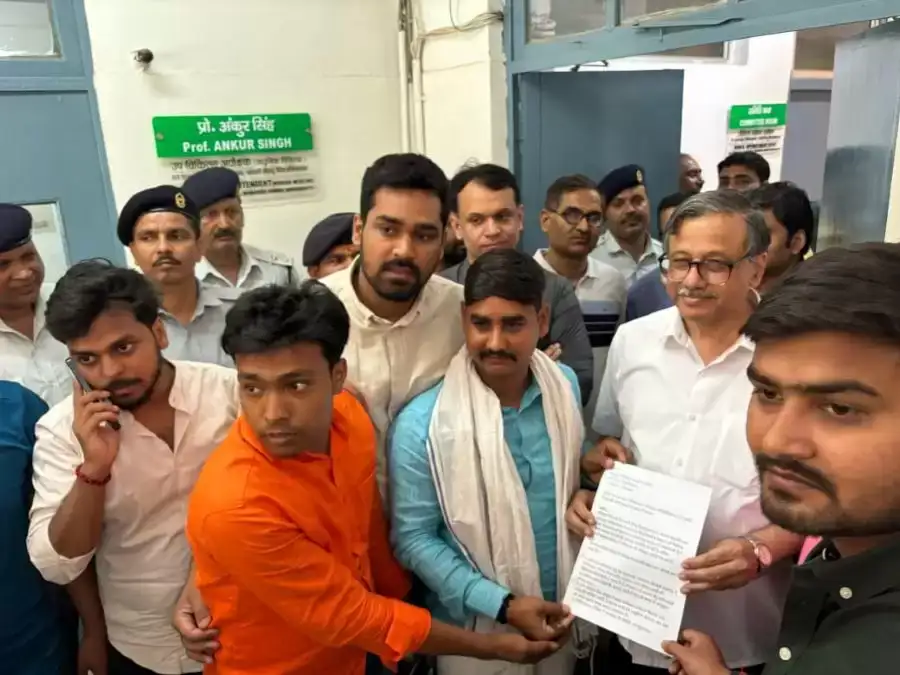 BHU : सर सुंदरलाल चिकित्सालय में अव्यवस्थाओं के खिलाफ छात्रों का जोरदार प्रदर्शन BHU : सर सुंदरलाल चिकित्सालय में अव्यवस्थाओं के खिलाफ छात्रों का जोरदार प्रदर्शन BHU : सर सुंदरलाल चिकित्सालय में अव्यवस्थाओं के खिलाफ छात्रों का जोरदार प्रदर्शन