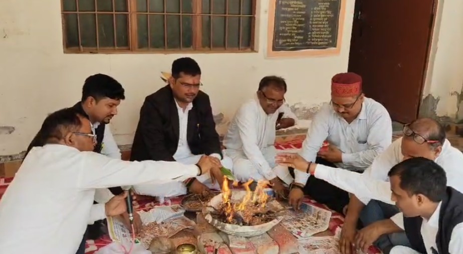 पिंडरा तहसील में अधिवक्ताओं का आंदोलन,SDM और ASDM न्यायिक की बुद्धि-शुद्धि के लिए हवन-पूजन Pindra Tehsil