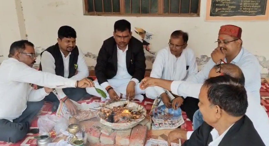 पिंडरा तहसील में अधिवक्ताओं का आंदोलन,SDM और ASDM न्यायिक की बुद्धि-शुद्धि के लिए हवन-पूजन Pindra Tehsil