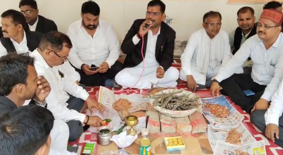 पिंडरा तहसील में अधिवक्ताओं का आंदोलन,SDM और ASDM न्यायिक की बुद्धि-शुद्धि के लिए हवन-पूजन Pindra Tehsil