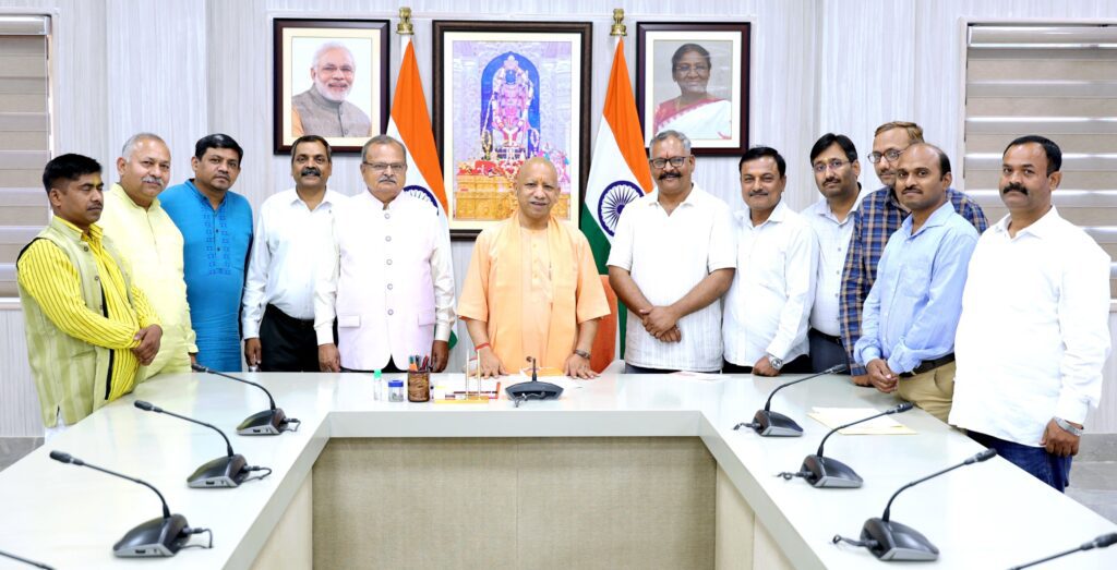 CM Yogi से मिला पत्रकारों का प्रतिनिधिमंडल, आवास, चिकित्सा और पेंशन समेत कई मांगों को लेकर सौंपा ज्ञापन CM Yogi से मिला पत्रकारों का प्रतिनिधिमंडल, आवास, चिकित्सा और पेंशन समेत कई मांगों को लेकर सौंपा ज्ञापन CM Yogi से मिला पत्रकारों का प्रतिनिधिमंडल, आवास, चिकित्सा और पेंशन समेत कई मांगों को लेकर सौंपा ज्ञापन