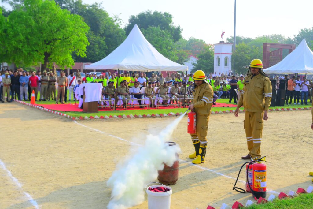 Mock Drill : हवाई हमले से बचाव को लेकर वाराणसी में नागरिकों को किया गया जागरूक Mock Drill : हवाई हमले से बचाव को लेकर वाराणसी में नागरिकों को किया गया जागरूक Mock Drill : हवाई हमले से बचाव को लेकर वाराणसी में नागरिकों को किया गया जागरूक