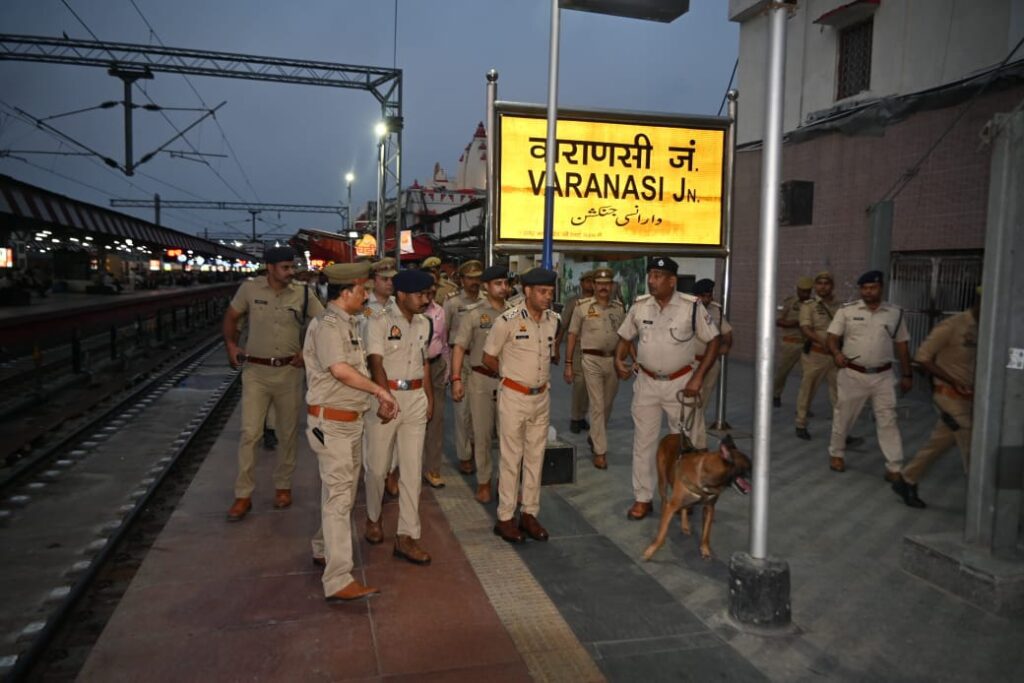 Varanasi Police : संवेदनशील स्थलों पर चला सघन चेकिंग अभियान, अपर पुलिस आयुक्त ने किया निरीक्षण Varanasi Police : संवेदनशील स्थलों पर चला सघन चेकिंग अभियान, अपर पुलिस आयुक्त ने किया निरीक्षण Varanasi Police : संवेदनशील स्थलों पर चला सघन चेकिंग अभियान, अपर पुलिस आयुक्त ने किया निरीक्षण