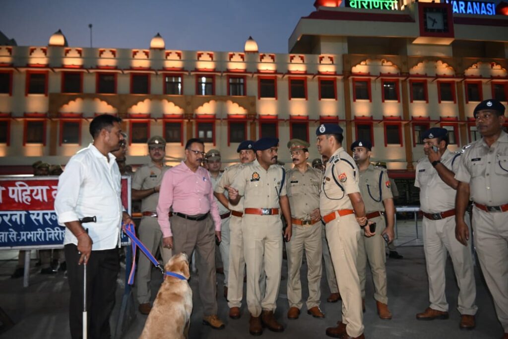 Varanasi Police : संवेदनशील स्थलों पर चला सघन चेकिंग अभियान, अपर पुलिस आयुक्त ने किया निरीक्षण Varanasi Police : संवेदनशील स्थलों पर चला सघन चेकिंग अभियान, अपर पुलिस आयुक्त ने किया निरीक्षण Varanasi Police : संवेदनशील स्थलों पर चला सघन चेकिंग अभियान, अपर पुलिस आयुक्त ने किया निरीक्षण