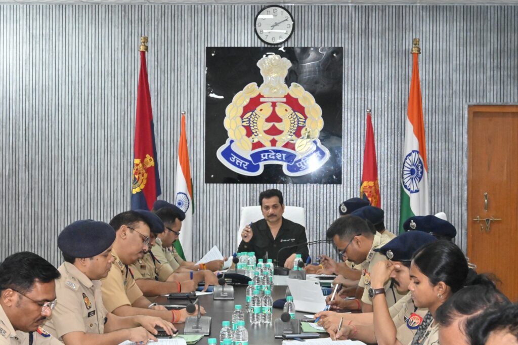 CM Yogi : मुख्यमंत्री के वाराणसी दौरे को लेकर पुलिस आयुक्त ने की सुरक्षा तैयारियों की समीक्षा, अधिकारियों को दिए कड़े निर्देश CM Yogi : मुख्यमंत्री के वाराणसी दौरे को लेकर पुलिस आयुक्त ने की सुरक्षा तैयारियों की समीक्षा, अधिकारियों को दिए कड़े निर्देश CM Yogi : मुख्यमंत्री के वाराणसी दौरे को लेकर पुलिस आयुक्त ने की सुरक्षा तैयारियों की समीक्षा, अधिकारियों को दिए कड़े निर्देश