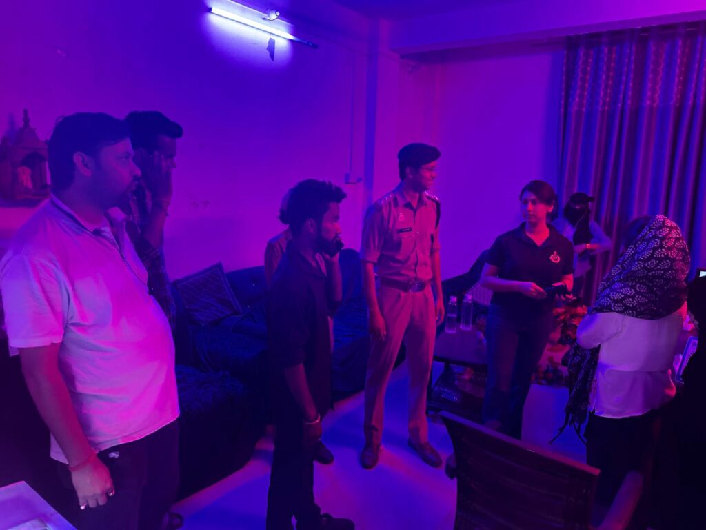 Police Raid : फार्महाउस कैफे में पुलिस की छापेमारी, 6 युवतियाँ और 4 युवक हिरासत में Police Raid : फार्महाउस कैफे में पुलिस की छापेमारी, 6 युवतियाँ और 4 युवक हिरासत में Police Raid : फार्महाउस कैफे में पुलिस की छापेमारी, 6 युवतियाँ और 4 युवक हिरासत में