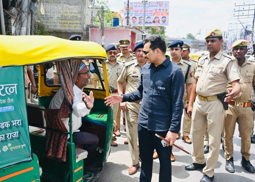 Police : पुलिस आयुक्त मोहित अग्रवाल ने वाराणसी में यातायात व्यवस्था सुधारने के लिए अभियान का किया निरीक्षण Police : पुलिस आयुक्त मोहित अग्रवाल ने वाराणसी में यातायात व्यवस्था सुधारने के लिए अभियान का किया निरीक्षण Police : पुलिस आयुक्त मोहित अग्रवाल ने वाराणसी में यातायात व्यवस्था सुधारने के लिए अभियान का किया निरीक्षण