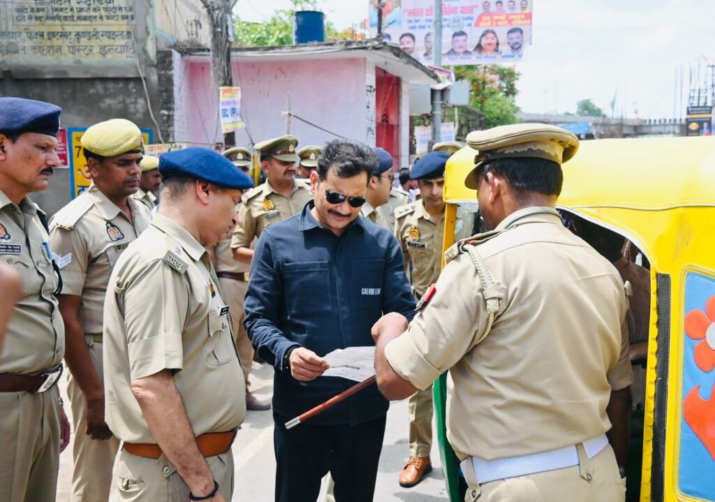 Police : पुलिस आयुक्त मोहित अग्रवाल ने वाराणसी में यातायात व्यवस्था सुधारने के लिए अभियान का किया निरीक्षण Police : पुलिस आयुक्त मोहित अग्रवाल ने वाराणसी में यातायात व्यवस्था सुधारने के लिए अभियान का किया निरीक्षण Police : पुलिस आयुक्त मोहित अग्रवाल ने वाराणसी में यातायात व्यवस्था सुधारने के लिए अभियान का किया निरीक्षण