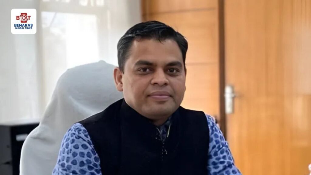 ललितपुर में IAS सुनील वर्मा सहित 10 से अधिक अधिकारियों पर मधुमक्खियों का हमला, कई घायल IAS
