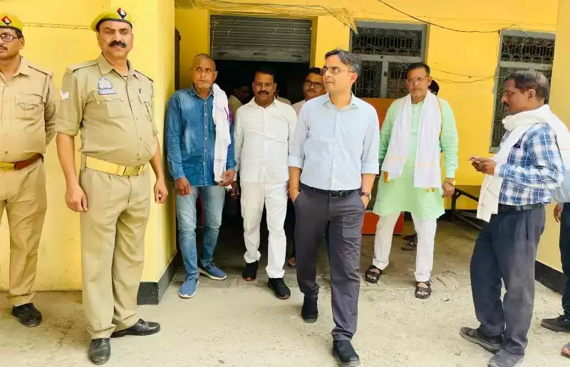 Varanasi DM : जिलाधिकारी ने पहड़िया ईवीएम वेयरहाउस का किया निरीक्षण, सुरक्षा व्यवस्था को चाक-चौबंद रखने के निर्देश Varanasi DM : जिलाधिकारी ने पहड़िया ईवीएम वेयरहाउस का किया निरीक्षण, सुरक्षा व्यवस्था को चाक-चौबंद रखने के निर्देश Varanasi DM : जिलाधिकारी ने पहड़िया ईवीएम वेयरहाउस का किया निरीक्षण, सुरक्षा व्यवस्था को चाक-चौबंद रखने के निर्देश