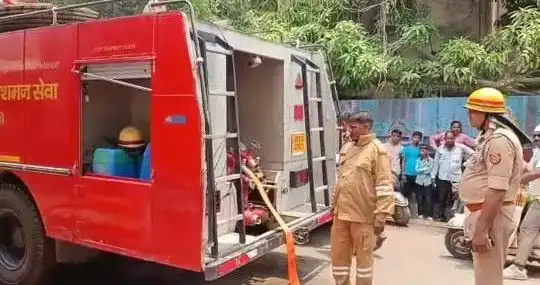 Short Circuit से कोहिनूर प्रिंटर्स के गोदाम में भीषण आग, सिलेंडर फटने से मचा हड़कंप Short Circuit से कोहिनूर प्रिंटर्स के गोदाम में भीषण आग, सिलेंडर फटने से मचा हड़कंप Short Circuit से कोहिनूर प्रिंटर्स के गोदाम में भीषण आग, सिलेंडर फटने से मचा हड़कंप