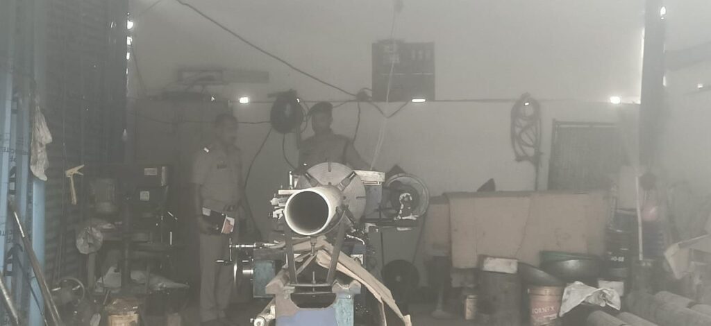 Jaunpur Triple Murder : पिता और दो बेटों की रॉड-सरिया से पीटकर हत्या, इलाके में सनसनी Jaunpur Triple Murder : पिता और दो बेटों की रॉड-सरिया से पीटकर हत्या, इलाके में सनसनी Jaunpur Triple Murder : पिता और दो बेटों की रॉड-सरिया से पीटकर हत्या, इलाके में सनसनी