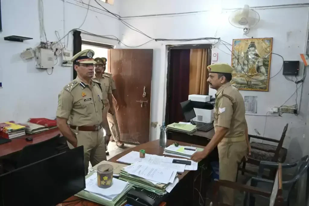 Varanasi Police : नव नियुक्त अपर पुलिस आयुक्त ने यातायात लाइन कार्यालयों का किया निरीक्षण Varanasi Police : नव नियुक्त अपर पुलिस आयुक्त ने यातायात लाइन कार्यालयों का किया निरीक्षण Varanasi Police : नव नियुक्त अपर पुलिस आयुक्त ने यातायात लाइन कार्यालयों का किया निरीक्षण