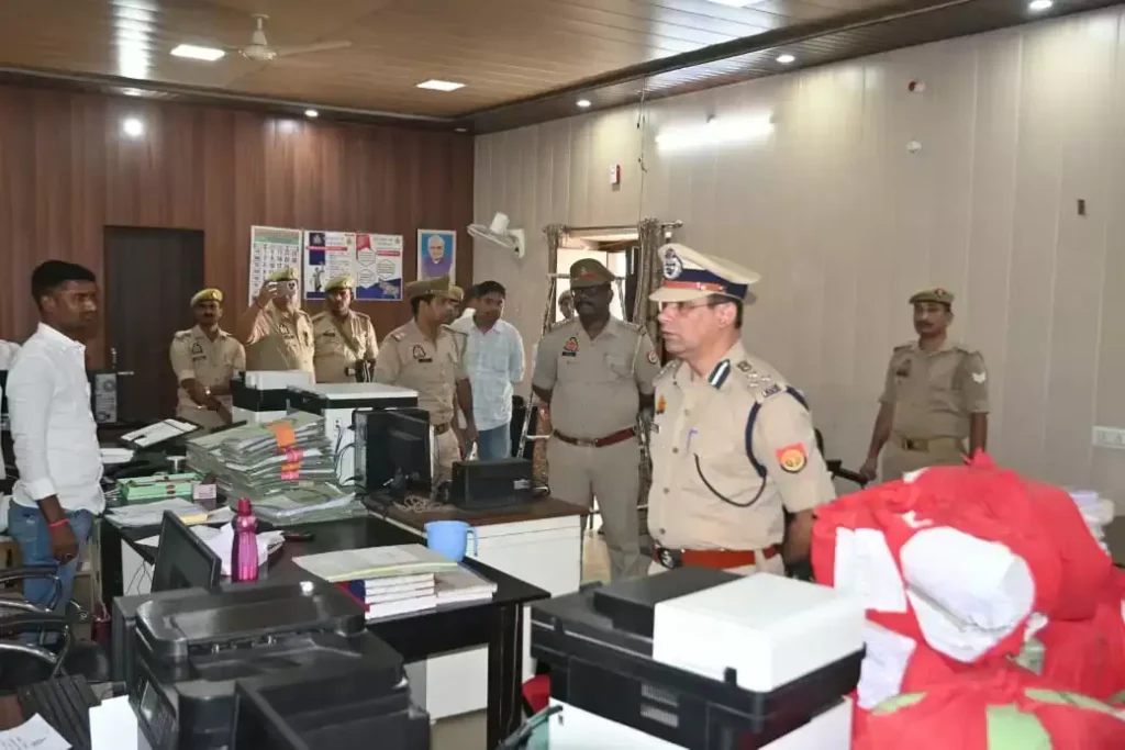 Varanasi Police : नव नियुक्त अपर पुलिस आयुक्त ने यातायात लाइन कार्यालयों का किया निरीक्षण Varanasi Police : नव नियुक्त अपर पुलिस आयुक्त ने यातायात लाइन कार्यालयों का किया निरीक्षण Varanasi Police : नव नियुक्त अपर पुलिस आयुक्त ने यातायात लाइन कार्यालयों का किया निरीक्षण