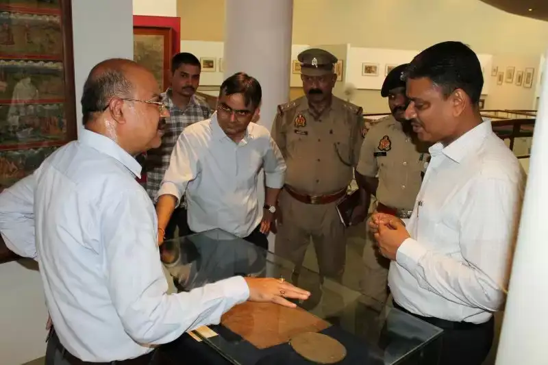 मंडलायुक्त और DM ने ‘ज्ञान-प्रवाह’ संग्रहालय का किया दौरा, प्राचीन धरोहरों को बताया सांस्कृतिक संपदा मंडलायुक्त और DM ने ‘ज्ञान-प्रवाह’ संग्रहालय का किया दौरा, प्राचीन धरोहरों को बताया सांस्कृतिक संपदा मंडलायुक्त और DM ने ‘ज्ञान-प्रवाह’ संग्रहालय का किया दौरा, प्राचीन धरोहरों को बताया सांस्कृतिक संपदा