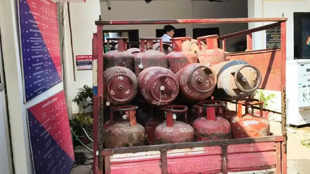 लंका थाना क्षेत्र में अवैध Gas Refilling Center का भंडाफोड़, 35 सिलेंडर जब्त, 2 आरोपी गिरफ्तार लंका थाना क्षेत्र में अवैध Gas Refilling Center का भंडाफोड़, 35 सिलेंडर जब्त, 2 आरोपी गिरफ्तार लंका थाना क्षेत्र में अवैध Gas Refilling Center का भंडाफोड़, 35 सिलेंडर जब्त, 2 आरोपी गिरफ्तार