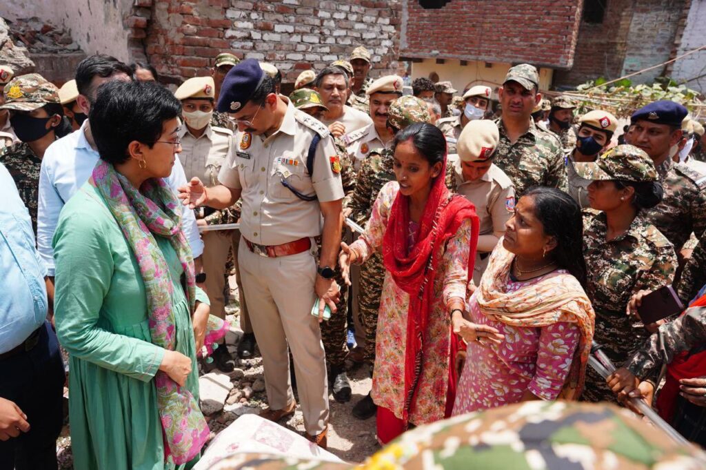 आतिशी की हिरासत से दिल्ली में सियासी भूचाल, AAP ने बीजेपी पर बोला तीखा हमला आतिशी की हिरासत से दिल्ली में सियासी भूचाल, AAP ने बीजेपी पर बोला तीखा हमला आतिशी की हिरासत से दिल्ली में सियासी भूचाल, AAP ने बीजेपी पर बोला तीखा हमला