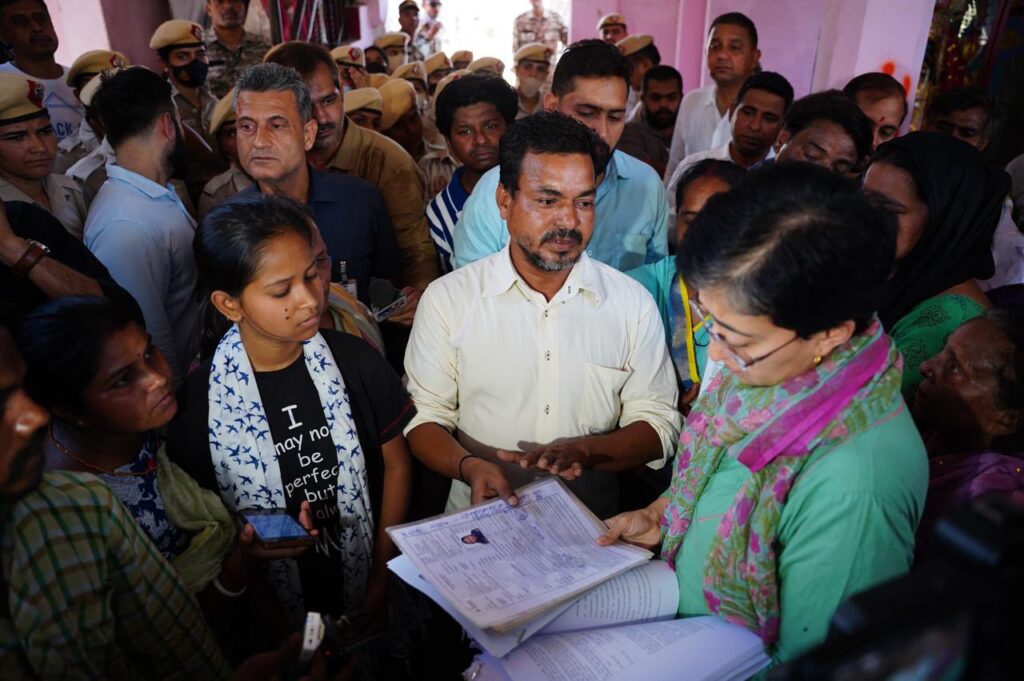 आतिशी की हिरासत से दिल्ली में सियासी भूचाल, AAP ने बीजेपी पर बोला तीखा हमला आतिशी की हिरासत से दिल्ली में सियासी भूचाल, AAP ने बीजेपी पर बोला तीखा हमला आतिशी की हिरासत से दिल्ली में सियासी भूचाल, AAP ने बीजेपी पर बोला तीखा हमला