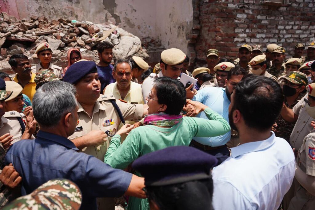 आतिशी की हिरासत से दिल्ली में सियासी भूचाल, AAP ने बीजेपी पर बोला तीखा हमला आतिशी की हिरासत से दिल्ली में सियासी भूचाल, AAP ने बीजेपी पर बोला तीखा हमला आतिशी की हिरासत से दिल्ली में सियासी भूचाल, AAP ने बीजेपी पर बोला तीखा हमला