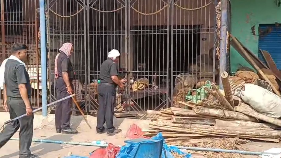 Varanasi: VDA मेंबर अंबरीश भोला ने CM की धौंस दिखाकर तोड़ा अवैध गोदाम का ताला, अफसर से नोकझोंक, दी ट्रांसफर की धमकी Varanasi: VDA मेंबर अंबरीश भोला ने CM की धौंस दिखाकर तोड़ा अवैध गोदाम का ताला, अफसर से नोकझोंक, दी ट्रांसफर की धमकी Varanasi: VDA मेंबर अंबरीश भोला ने CM की धौंस दिखाकर तोड़ा अवैध गोदाम का ताला, अफसर से नोकझोंक, दी ट्रांसफर की धमकी