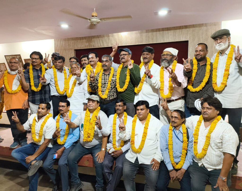 Press Club : काशी पत्रकार संघ और प्रेस क्लब चुनाव में अरुण मिश्र व चन्दन रूपानी बने अध्यक्ष Press Club : काशी पत्रकार संघ और प्रेस क्लब चुनाव में अरुण मिश्र व चन्दन रूपानी बने अध्यक्ष Press Club : काशी पत्रकार संघ और प्रेस क्लब चुनाव में अरुण मिश्र व चन्दन रूपानी बने अध्यक्ष