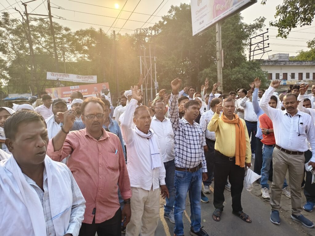 Varanasi: बिजली कर्मियों का जोरदार प्रदर्शन, निजीकरण के खिलाफ 2 और 9 जुलाई को देशव्यापी आंदोलन की चेतावनी Varanasi: बिजली कर्मियों का जोरदार प्रदर्शन, निजीकरण के खिलाफ 2 और 9 जुलाई को देशव्यापी आंदोलन की चेतावनी Varanasi: बिजली कर्मियों का जोरदार प्रदर्शन, निजीकरण के खिलाफ 2 और 9 जुलाई को देशव्यापी आंदोलन की चेतावनी
