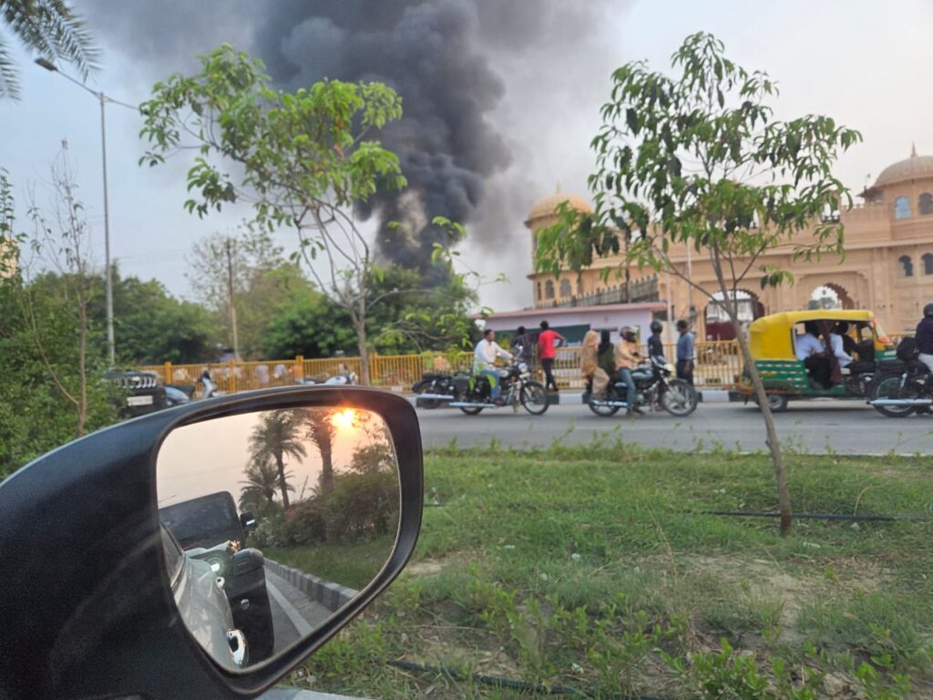 Varanasi: किला मैरिज लॉन में वेल्डिंग के दौरान लगी भीषण आग, रेस्टोरेंट का सारा सामान जलकर राख Varanasi: किला मैरिज लॉन में वेल्डिंग के दौरान लगी भीषण आग, रेस्टोरेंट का सारा सामान जलकर राख Varanasi: किला मैरिज लॉन में वेल्डिंग के दौरान लगी भीषण आग, रेस्टोरेंट का सारा सामान जलकर राख