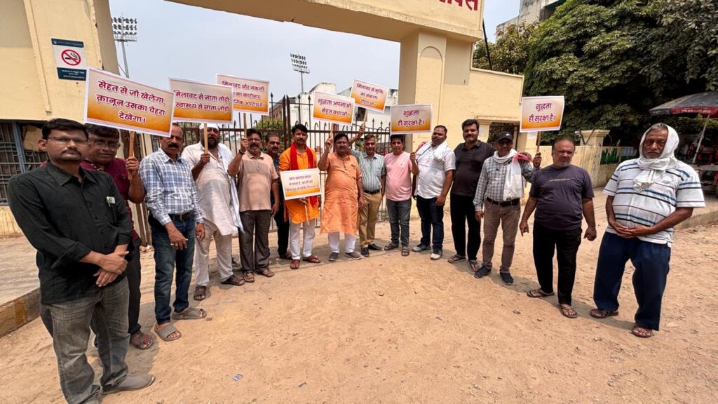 Varanasi: चिलचिलाती धूप में भी प्ले कार्ड लेकर सड़कों पर उतरे व्यापारी, मिलावट के खिलाफ दिया शुद्धता का संदेश Varanasi: चिलचिलाती धूप में भी प्ले कार्ड लेकर सड़कों पर उतरे व्यापारी, मिलावट के खिलाफ दिया शुद्धता का संदेश Varanasi: चिलचिलाती धूप में भी प्ले कार्ड लेकर सड़कों पर उतरे व्यापारी, मिलावट के खिलाफ दिया शुद्धता का संदेश