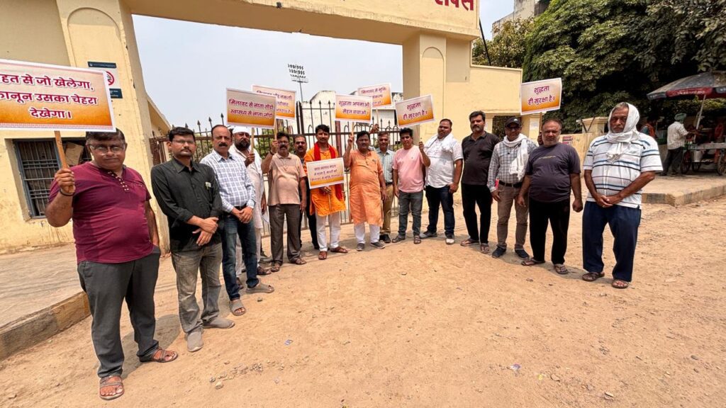 Varanasi: चिलचिलाती धूप में भी प्ले कार्ड लेकर सड़कों पर उतरे व्यापारी, मिलावट के खिलाफ दिया शुद्धता का संदेश Varanasi: चिलचिलाती धूप में भी प्ले कार्ड लेकर सड़कों पर उतरे व्यापारी, मिलावट के खिलाफ दिया शुद्धता का संदेश Varanasi: चिलचिलाती धूप में भी प्ले कार्ड लेकर सड़कों पर उतरे व्यापारी, मिलावट के खिलाफ दिया शुद्धता का संदेश