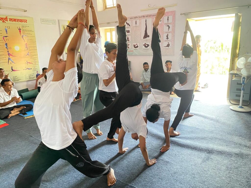 Kashi Vidyapith में योग का जोश! छात्रों ने सूर्य नमस्कार और ध्यान से बढ़ाया ऊर्जा और एकाग्रता Kashi Vidyapith में योग का जोश! छात्रों ने सूर्य नमस्कार और ध्यान से बढ़ाया ऊर्जा और एकाग्रता Kashi Vidyapith में योग का जोश! छात्रों ने सूर्य नमस्कार और ध्यान से बढ़ाया ऊर्जा और एकाग्रता