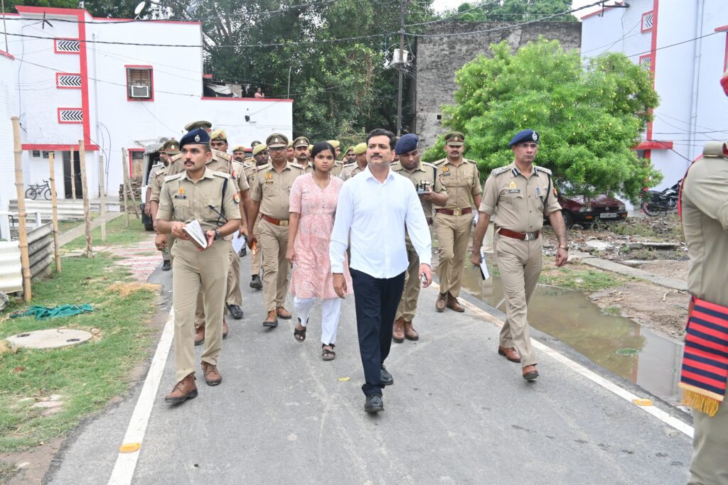 Commissioner ने वाराणसी Reserve Police Line का किया निरीक्षण, मानसून तैयारियों और सौंदर्यीकरण दिए बड़े आदेश Commissioner ने वाराणसी Reserve Police Line का किया निरीक्षण, मानसून तैयारियों और सौंदर्यीकरण दिए बड़े आदेश Commissioner ने वाराणसी Reserve Police Line का किया निरीक्षण, मानसून तैयारियों और सौंदर्यीकरण दिए बड़े आदेश
