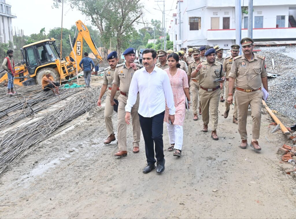 Commissioner ने वाराणसी Reserve Police Line का किया निरीक्षण, मानसून तैयारियों और सौंदर्यीकरण दिए बड़े आदेश Commissioner ने वाराणसी Reserve Police Line का किया निरीक्षण, मानसून तैयारियों और सौंदर्यीकरण दिए बड़े आदेश Commissioner ने वाराणसी Reserve Police Line का किया निरीक्षण, मानसून तैयारियों और सौंदर्यीकरण दिए बड़े आदेश