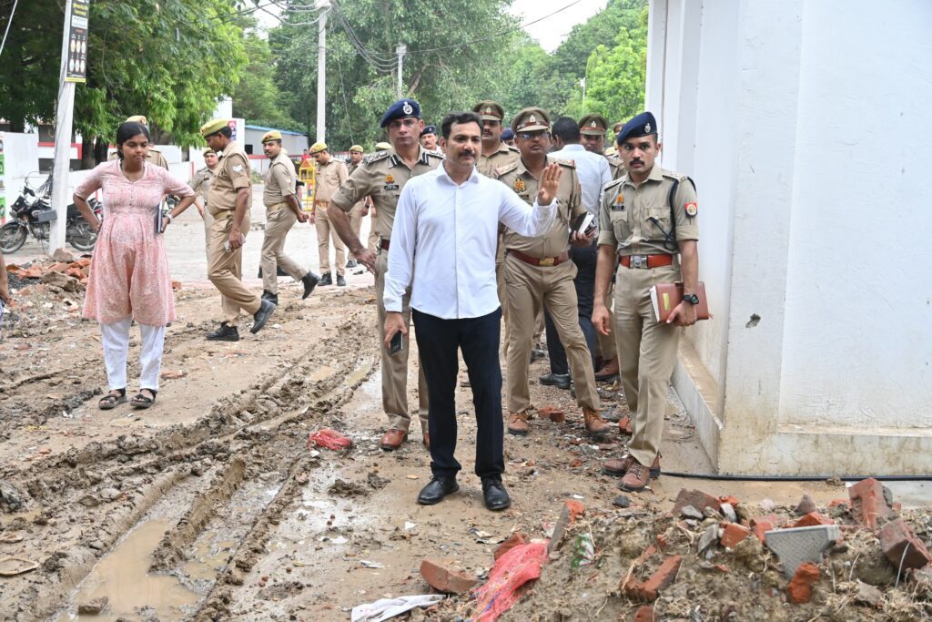 Commissioner ने वाराणसी Reserve Police Line का किया निरीक्षण, मानसून तैयारियों और सौंदर्यीकरण दिए बड़े आदेश Commissioner ने वाराणसी Reserve Police Line का किया निरीक्षण, मानसून तैयारियों और सौंदर्यीकरण दिए बड़े आदेश Commissioner ने वाराणसी Reserve Police Line का किया निरीक्षण, मानसून तैयारियों और सौंदर्यीकरण दिए बड़े आदेश