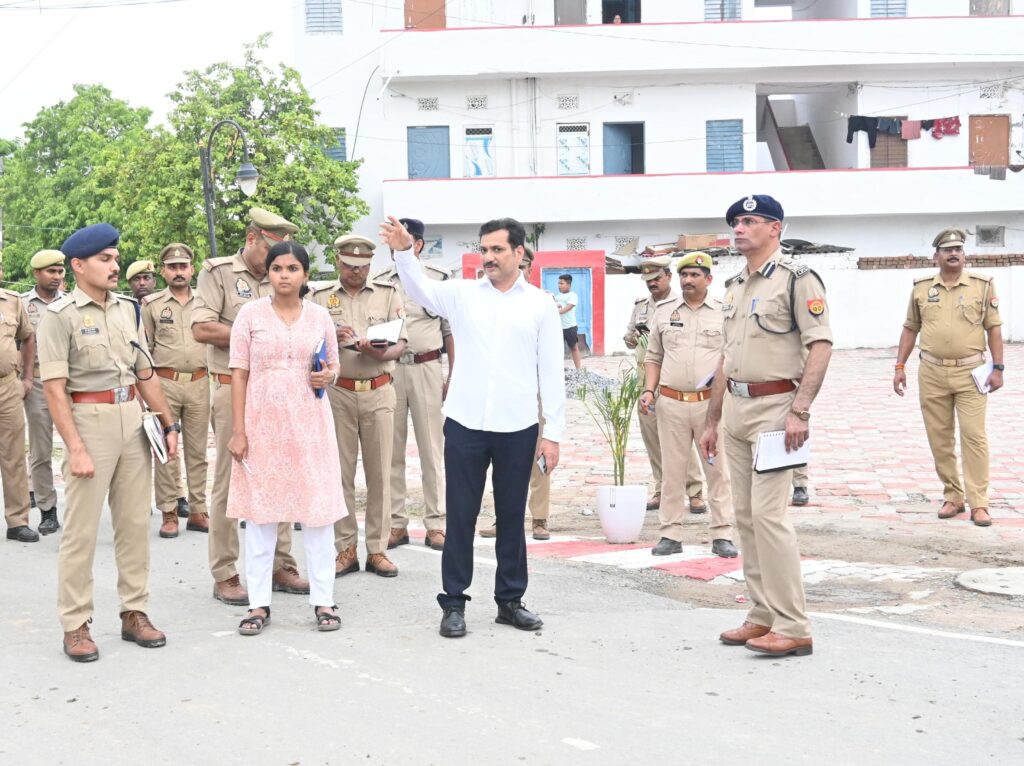 Commissioner ने वाराणसी Reserve Police Line का किया निरीक्षण, मानसून तैयारियों और सौंदर्यीकरण दिए बड़े आदेश Commissioner ने वाराणसी Reserve Police Line का किया निरीक्षण, मानसून तैयारियों और सौंदर्यीकरण दिए बड़े आदेश Commissioner ने वाराणसी Reserve Police Line का किया निरीक्षण, मानसून तैयारियों और सौंदर्यीकरण दिए बड़े आदेश