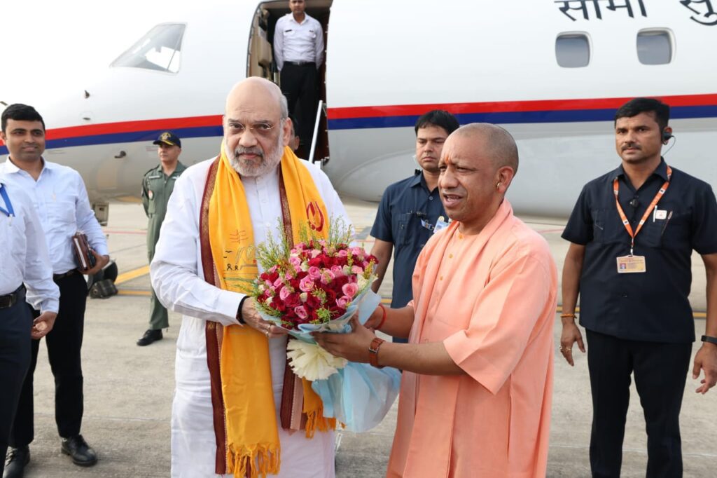 काशी में Amit Shah का भव्य स्वागत: हर-हर महादेव के जयघोष और पुष्पवर्षा से गूंज उठी सांस्कृतिक राजधानी काशी में Amit Shah का भव्य स्वागत: हर-हर महादेव के जयघोष और पुष्पवर्षा से गूंज उठी सांस्कृतिक राजधानी काशी में Amit Shah का भव्य स्वागत: हर-हर महादेव के जयघोष और पुष्पवर्षा से गूंज उठी सांस्कृतिक राजधानी