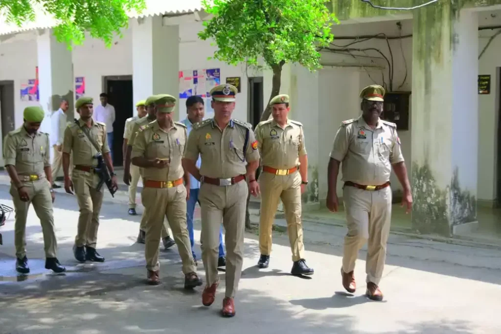 Varanasi Police : नव नियुक्त अपर पुलिस आयुक्त ने यातायात लाइन कार्यालयों का किया निरीक्षण Varanasi Police : नव नियुक्त अपर पुलिस आयुक्त ने यातायात लाइन कार्यालयों का किया निरीक्षण Varanasi Police : नव नियुक्त अपर पुलिस आयुक्त ने यातायात लाइन कार्यालयों का किया निरीक्षण